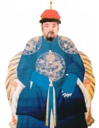 公元1673年冬，昆明平西王府大堂里，六十岁的吴三桂一把扯下清廷赏赐的顶戴花翎，