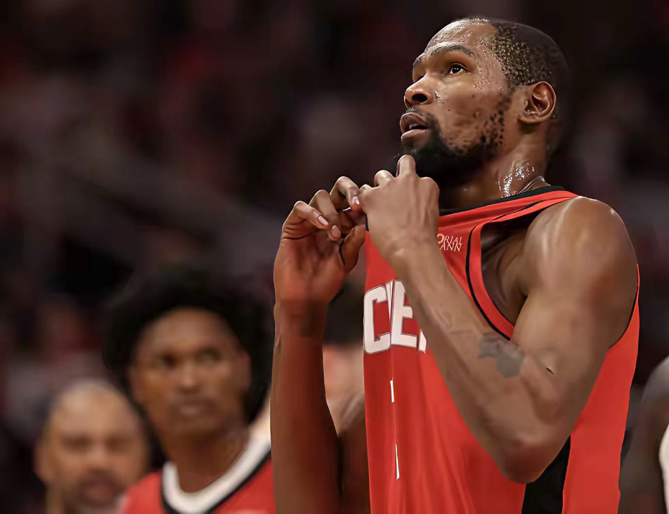 火箭巨星杜兰特竟公开示好老东家雷霆！近日，杜兰特在一档节目中谈及雷霆上赛季夺冠，