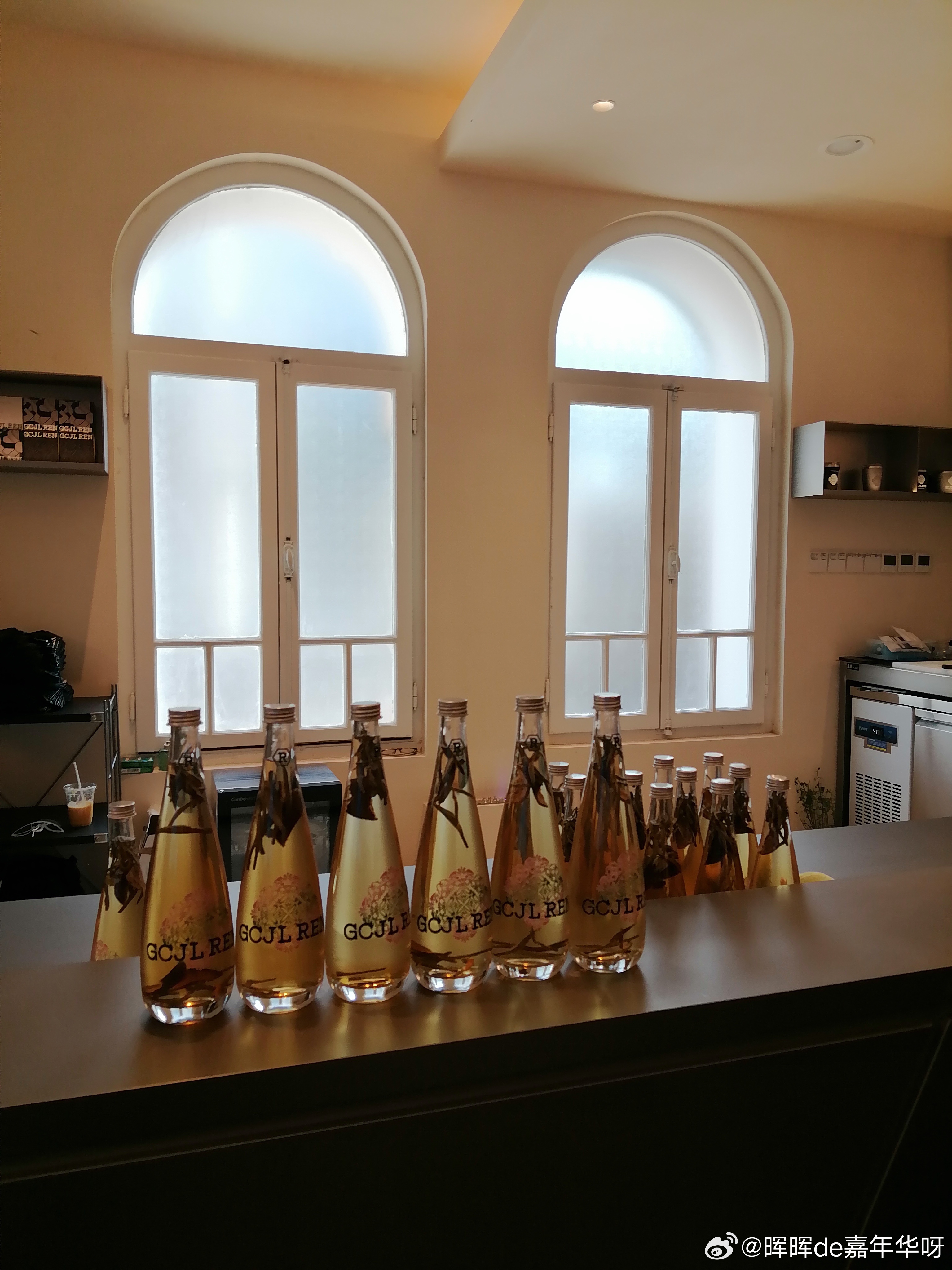 任嘉伦音乐节周边酒店订满这还好关键红房子要插不进去脚了吧？好着急！任嘉伦个人艺术
