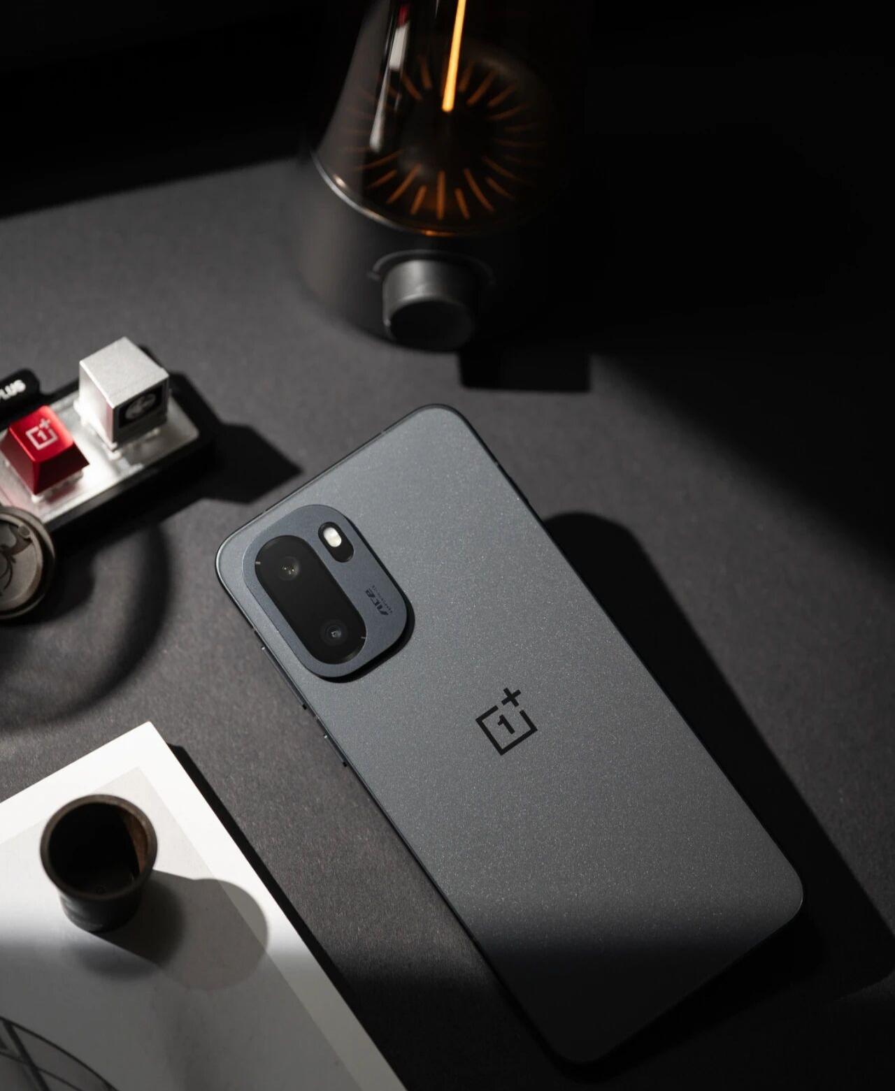 一加Ace系列，在两三千档位性能阵营一直以来的高产品力选手。这一代稍微提速，和一