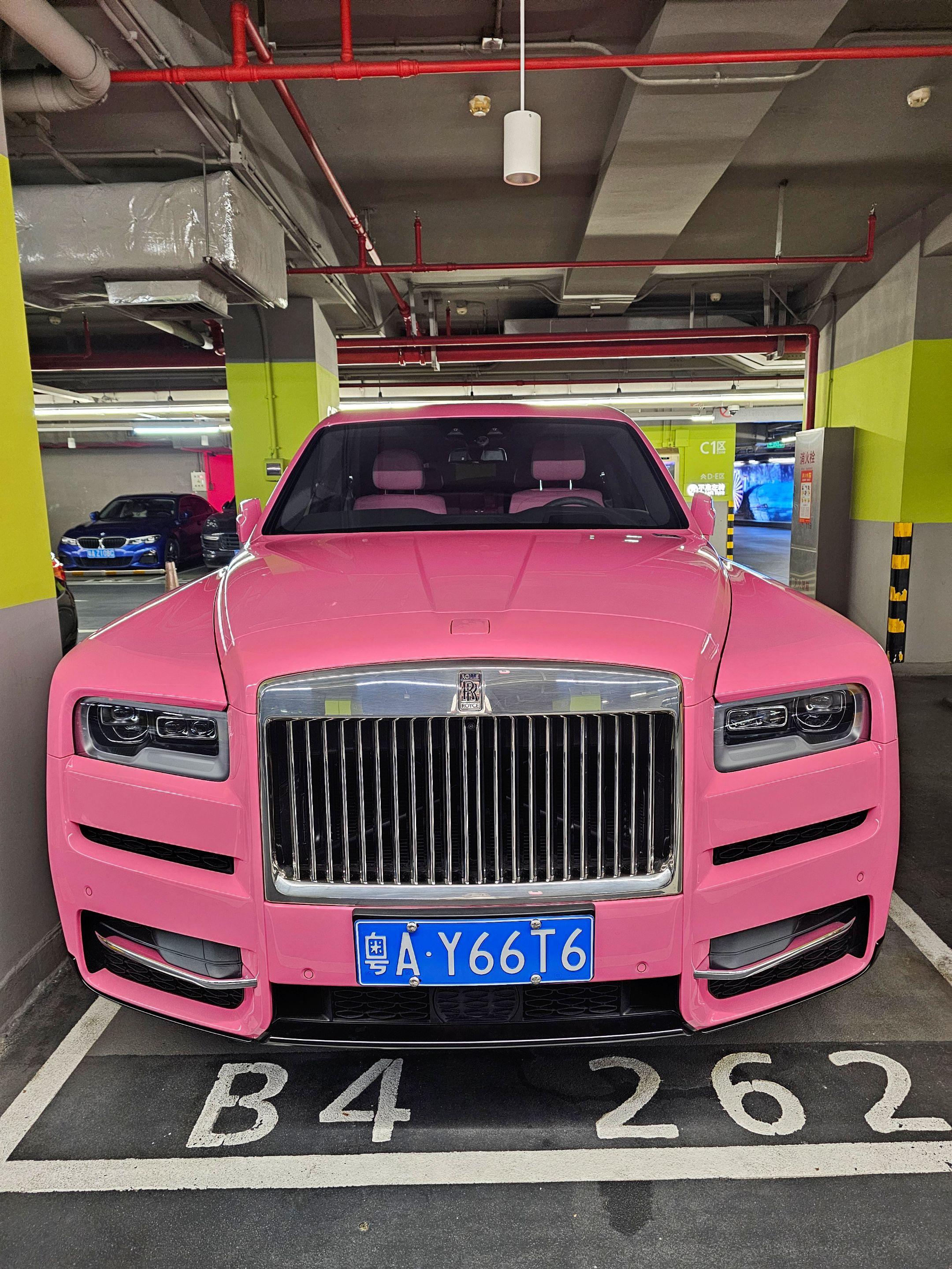 在广州某地库偶遇小姐姐的粉色劳斯莱斯库里南，粉色外观粉色的内饰座椅，这...