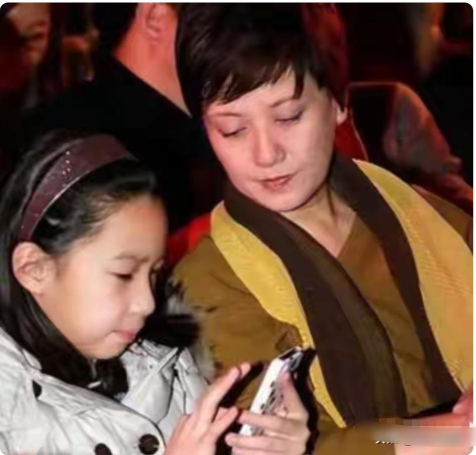 这是演员邓婕和张国立领养的女儿，取名叫张怡君，女孩越长越像张国立！

邓婕是位很