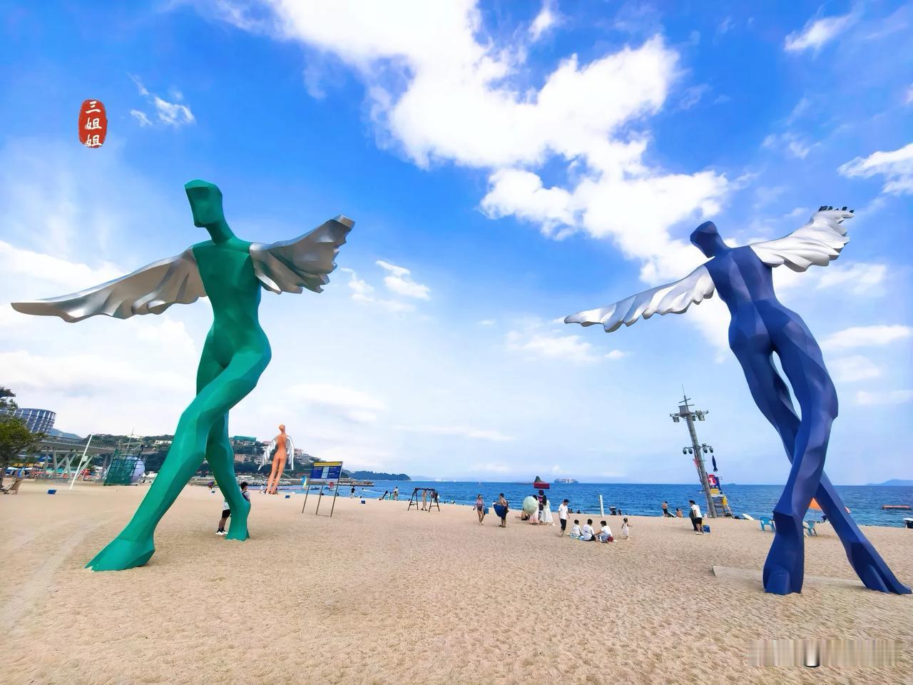 九月底的深圳天气依然炎热，大梅沙湾海滩下海玩水的人还挺多。
深圳大梅沙湾1.8公