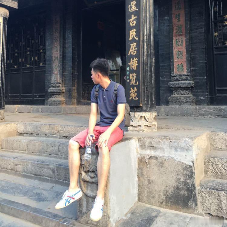 我最初的梦想是当“汽车编辑”啊 当时因为刚毕业 接触的汽车太少 所以决定“曲线救