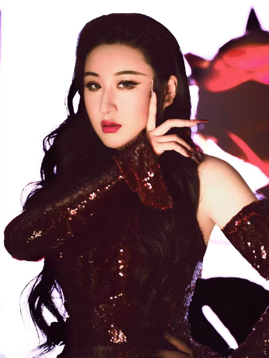 谁给锤娜丽莎化的妆锤娜丽莎浓妆风格 本以为浓妆能带来全新惊喜，结果修容部分用力过