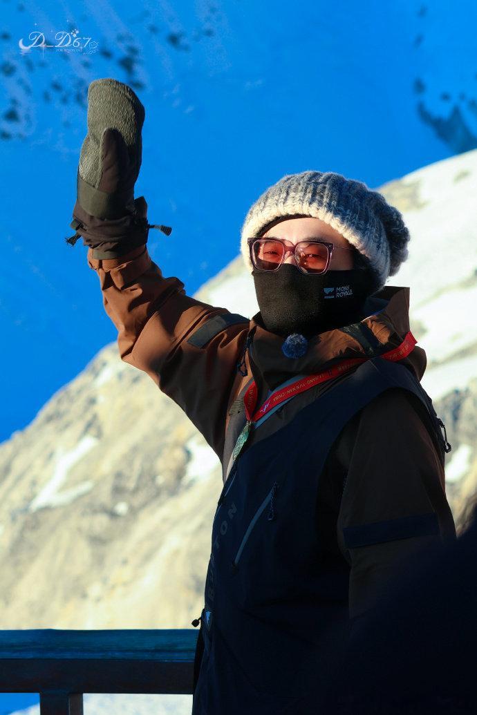 王铮亮王铮亮快乐老友记路透 下山走小碎步护膝的王铮亮也太可爱了，粉丝的 “企鹅式