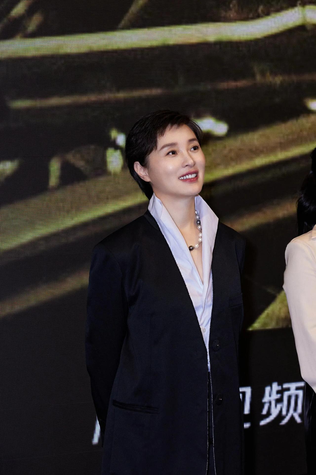吴越终于高调了一次！一袭真丝西装裙配白色呢大衣，美得像玫瑰一般惊艳，不结婚不生娃