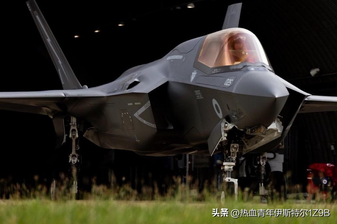 今天早些时候，隶属于英国皇家空军第1大队的六架F-35B“闪电II”战斗机从英格