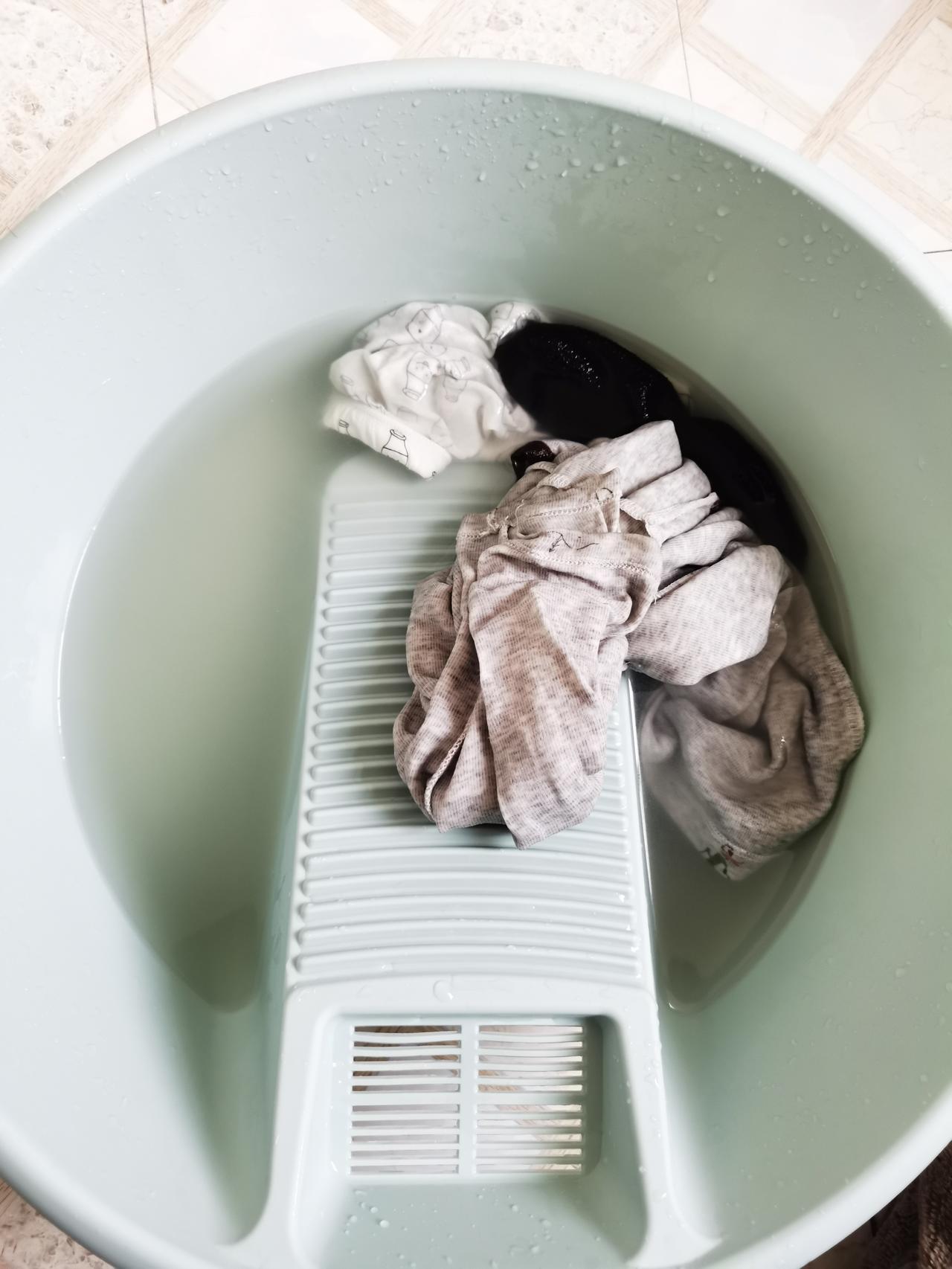 今天上午突然发现，还是用带搓衣板的盆子洗衣服轻松。