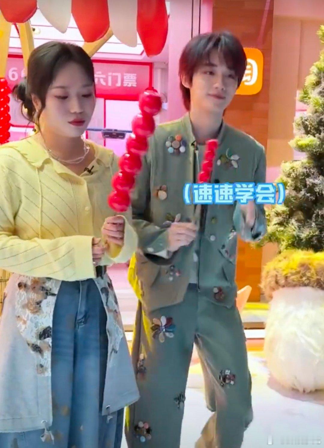 丁程鑫cha高雅人士你好星期六 谁懂啊！丁程鑫在《你好星期六》举着糖葫芦，猝不及