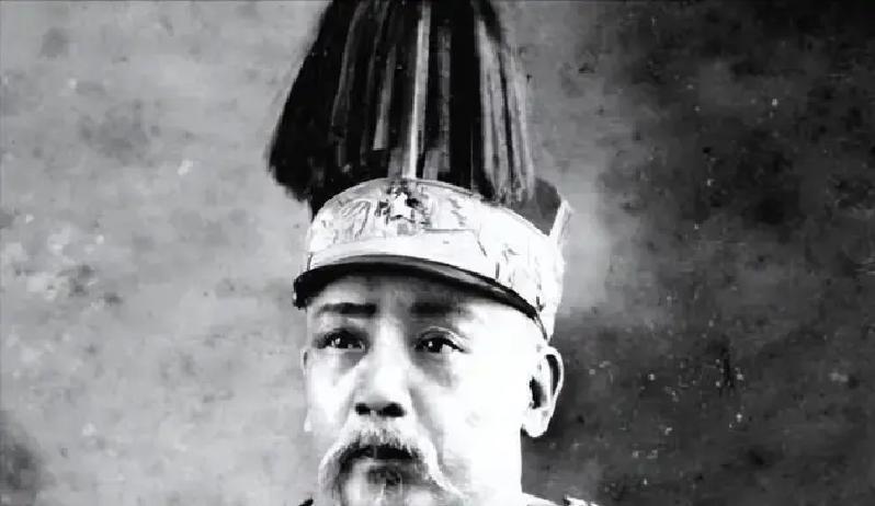 袁世凯病死的当天晚上，平时掌管袁家财务的五姨太杨氏，趁一屋人兵荒马乱之际，叫佣人