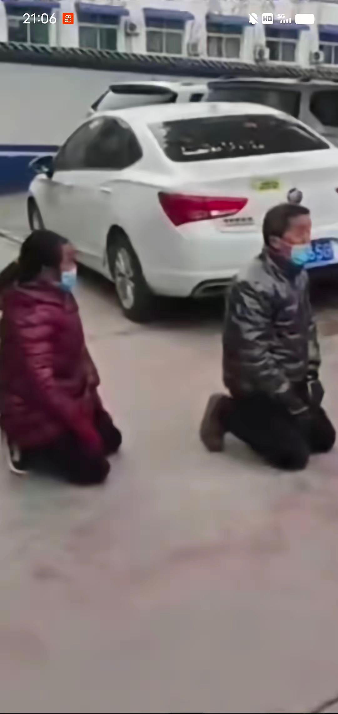 糟心！儿子外借钱给朋友，儿子结婚时给朋友要钱多次不给，父母无奈，向借钱者下跪要账