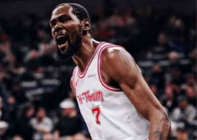 杜兰特上半场6投4中，三分1中1得到14分3篮板1助攻1封盖