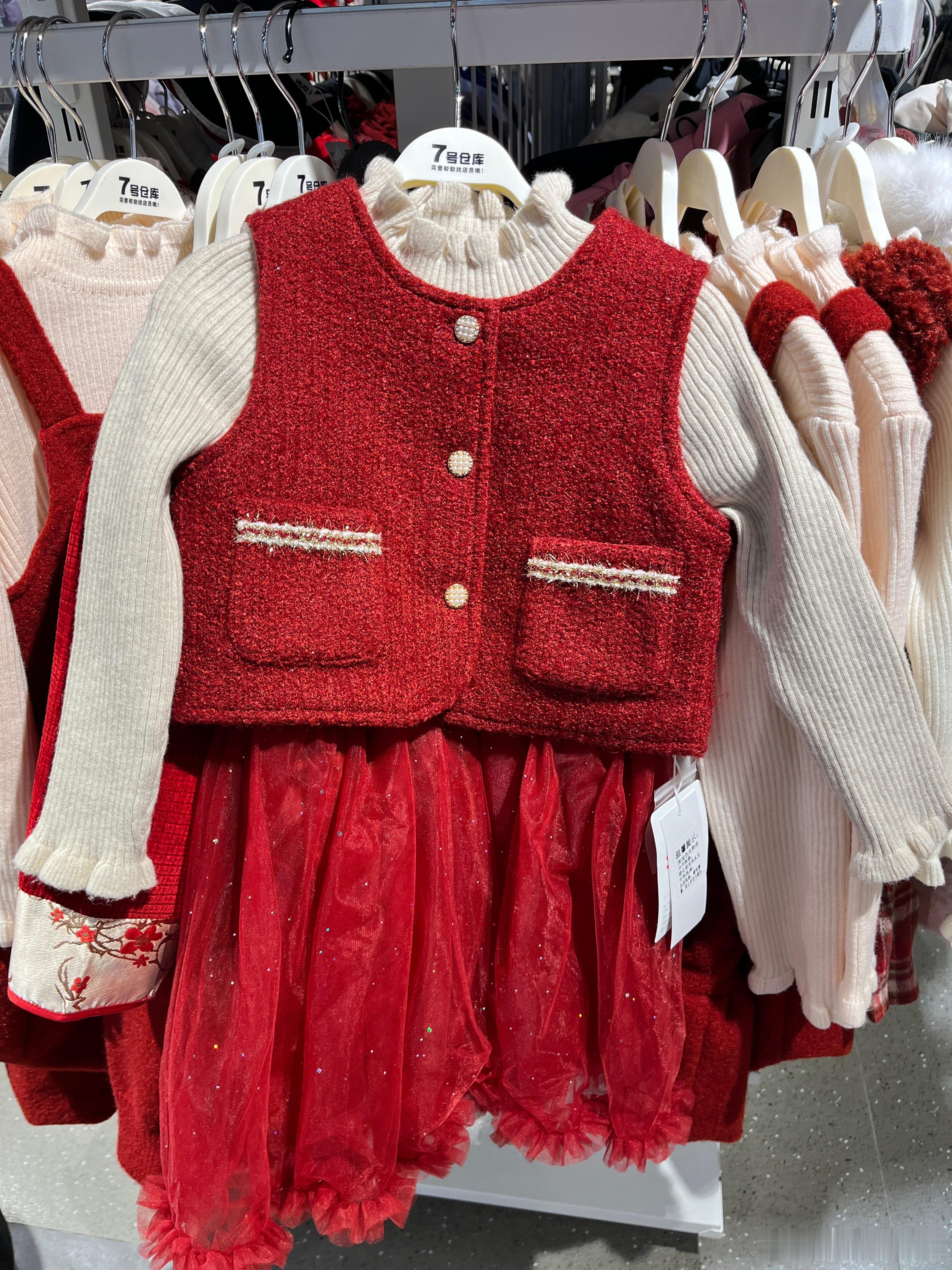 天冷，又得给娃买衣服，没有加绒的裤子，这几天都很冷，穿两条裤子，她在学校上厕所也