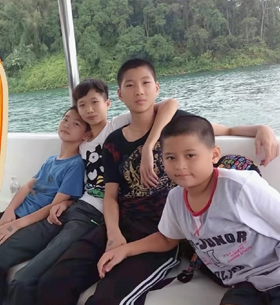 谁能认出来右下角这个软乎乎的小男孩是林诗栋！
少年时期和乒乓队友乘船出游的旧照，