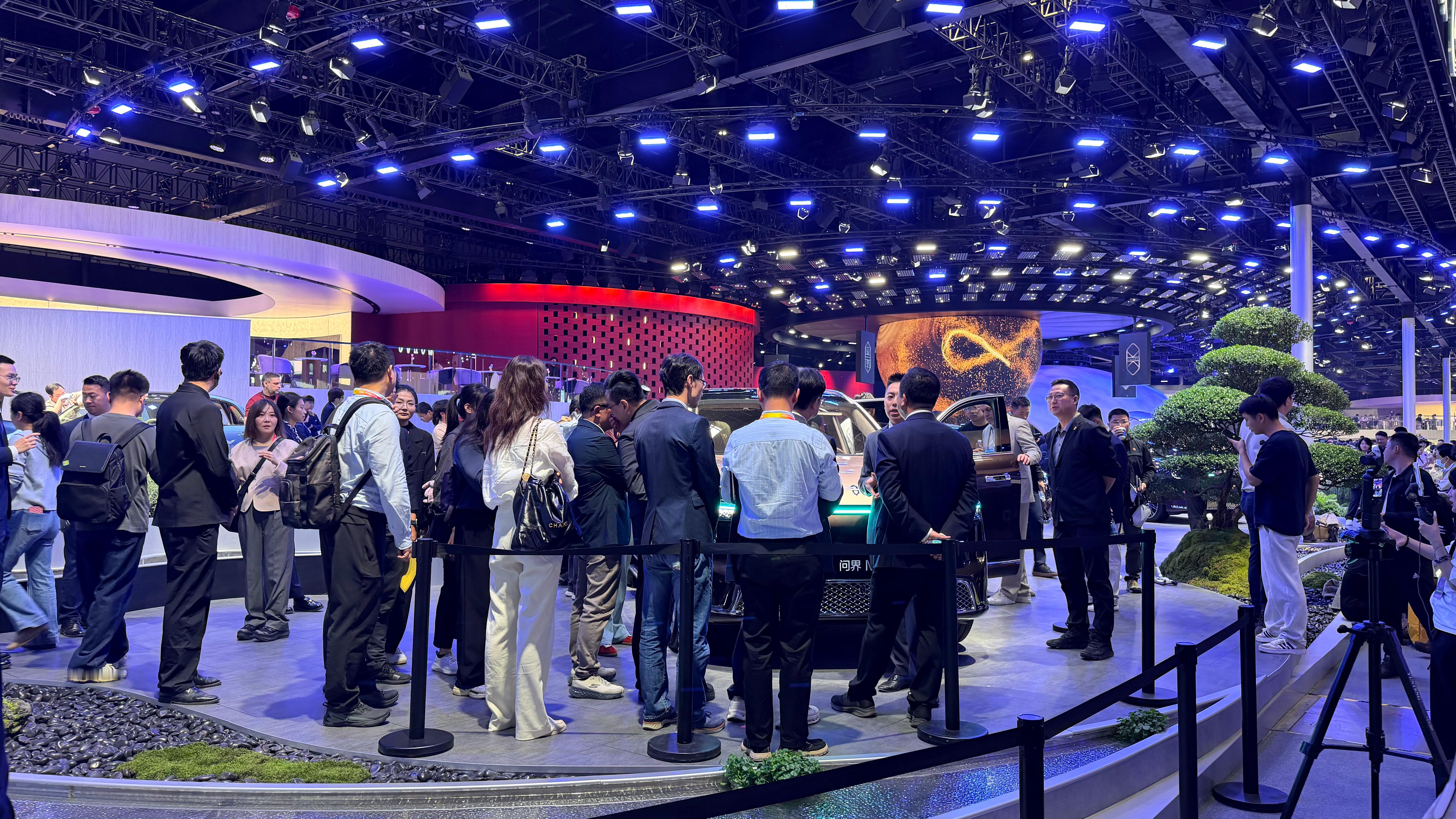2026北京车展 问界 M9还是太权威了，围的人非常多，国内，国外各家都跑过来学