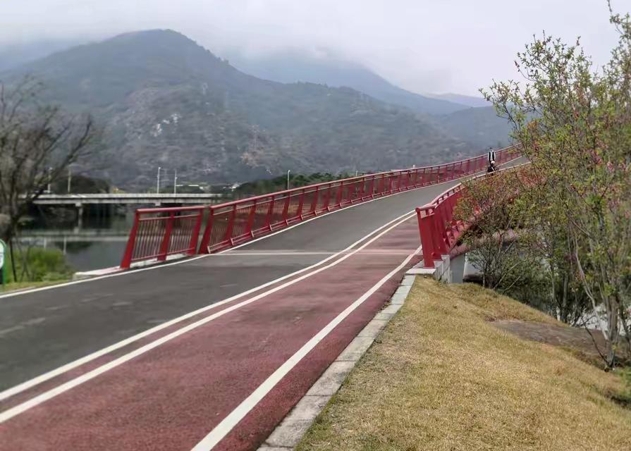 高考倒计时76天，今天陪女儿到公交车站，看女儿坐上公交车去学校，以后约了妹妹一起