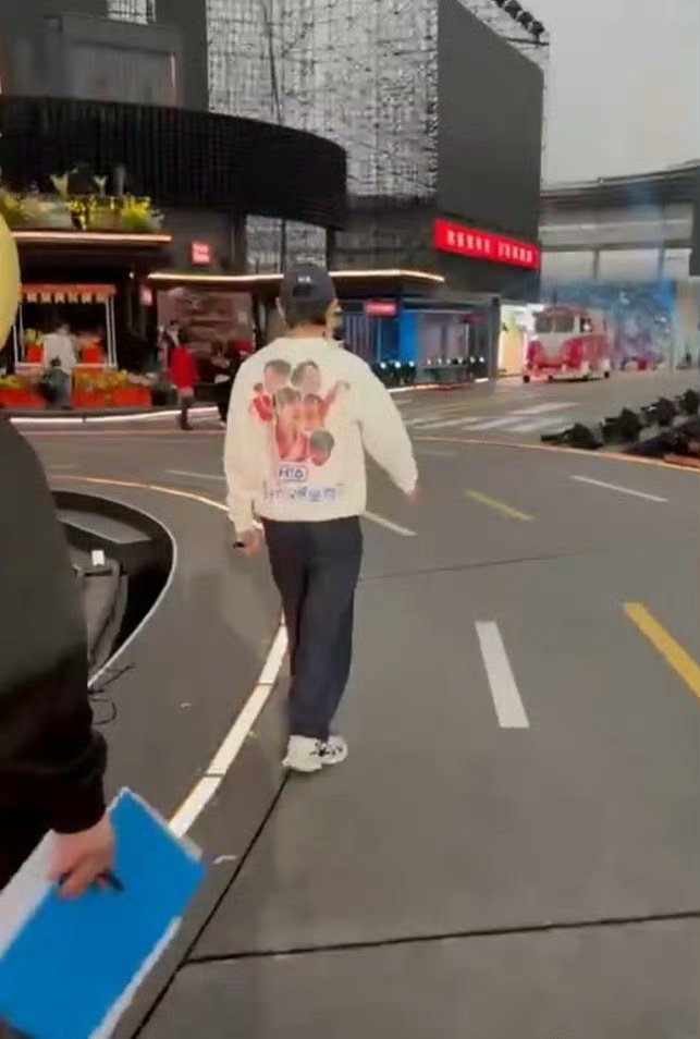 何炅跨年彩排穿着好六惩罚衣 何炅跨年彩排也穿着好六表情包惩罚衣，哈哈哈哈哈哈，就