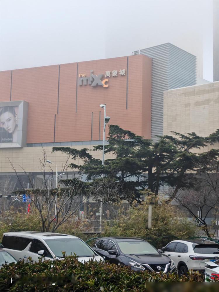 青岛万象城旁的豪宅现在跌成什么样了？

我身边好几个前几年入手核心区改善房的朋友