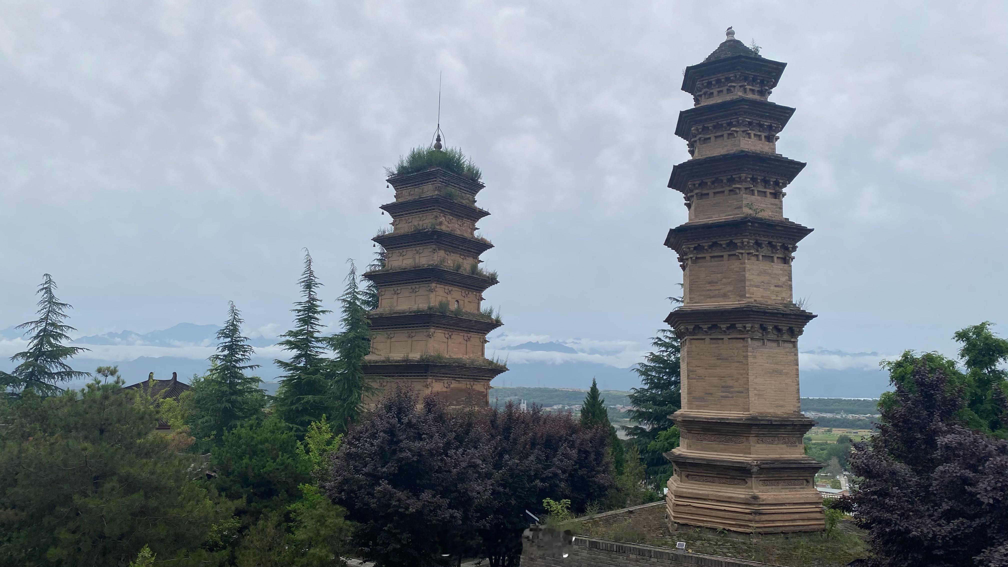 高考加油 决战高考正当时，胸有丘壑气自华。文思泉涌破难题，十年磨砺终绽放。愿你旗