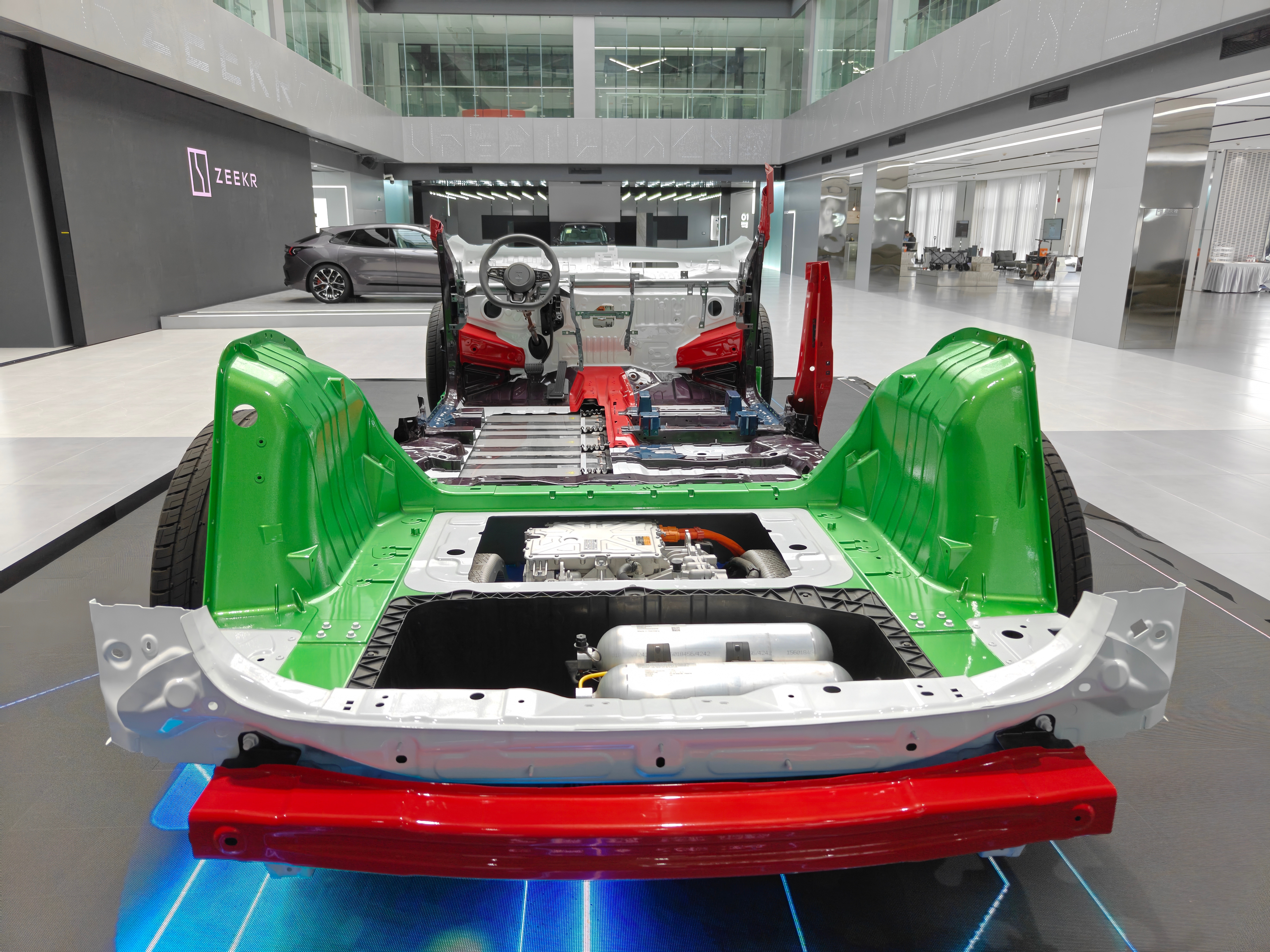 在看极氪 009 的车身～在后防撞梁里头第二次看到了这个汽车空悬的储气罐，这个位