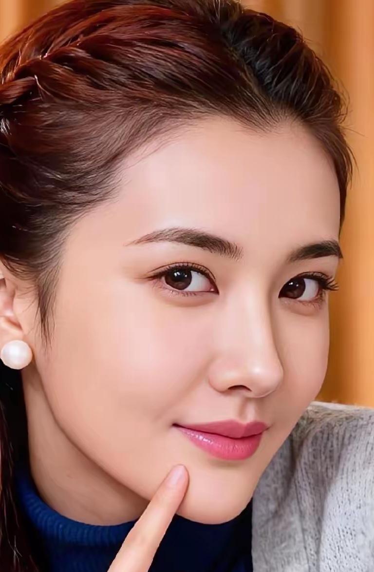 3、美若天仙。佳人眉目如画，肤色温润柔和。眼底藏着淡淡的星光，气质干净不染尘埃，