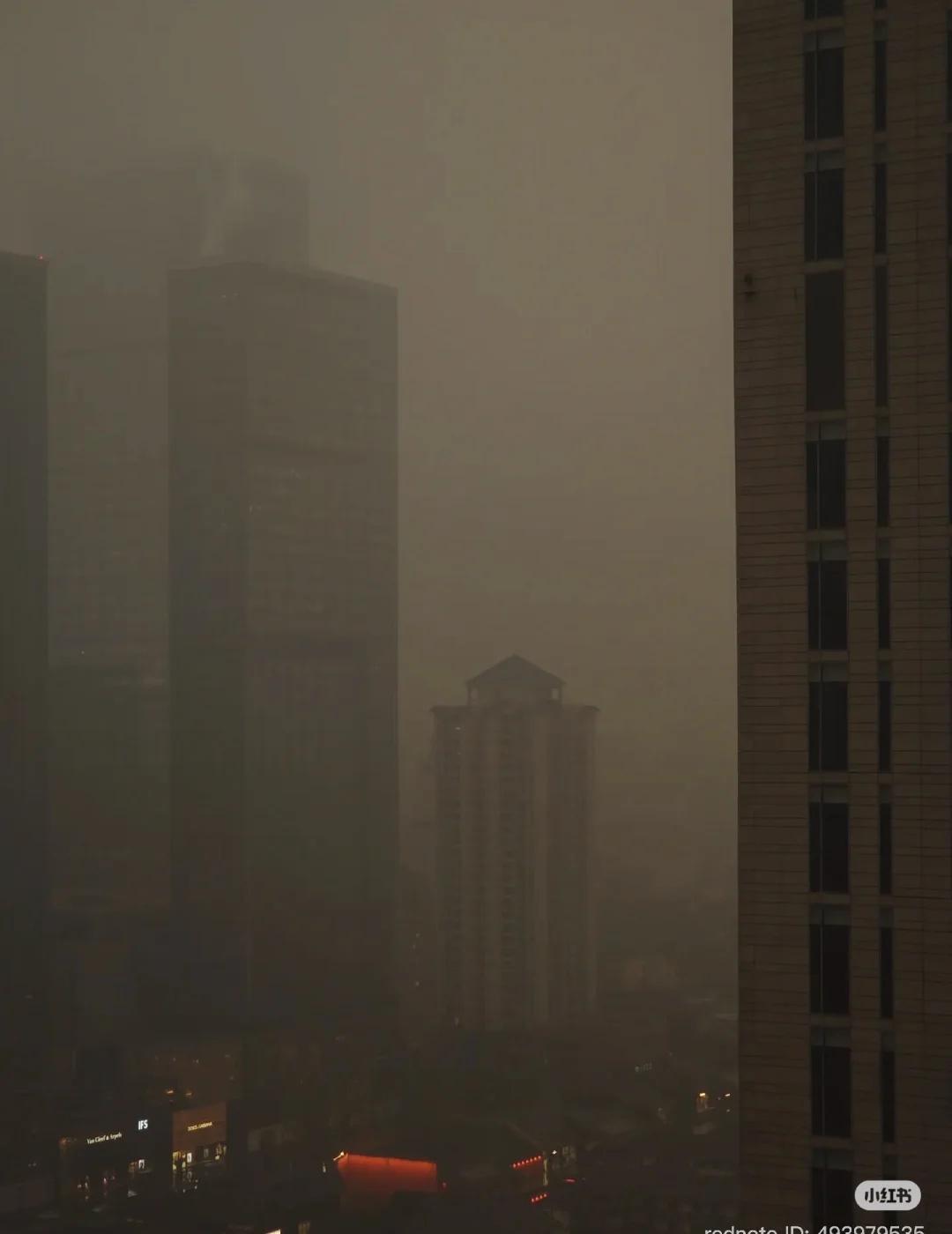 成都到底怎么了
天天看别人发的 我都不想回家了成都