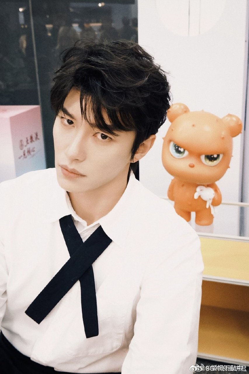 代旭被捏胸肌的反应代旭被捏胸肌的表情 被捏之后的表情堪称经典：不知所措、又惊又懵