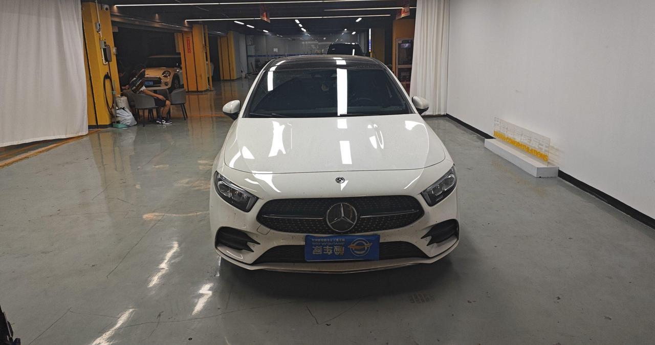 七夕给女朋友惊喜，花9万买辆六年前的奔驰。
买家小伙儿欲盖弥彰，接到女朋友电话，