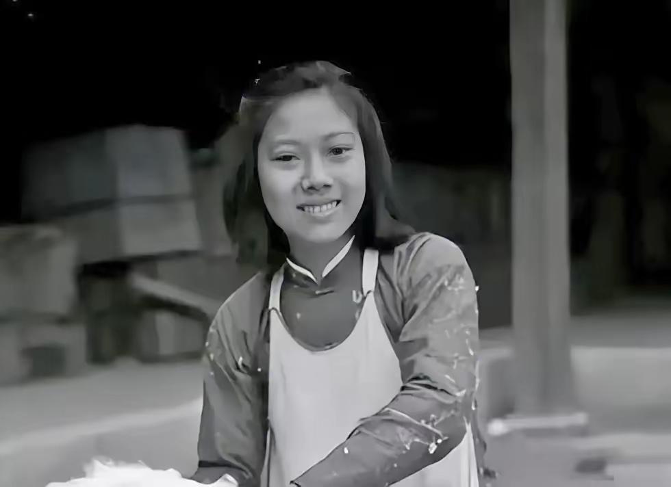 1953 年 9 月，天津棉纺二厂突然来了四名便衣警察。他们径直走向正在运转的纱