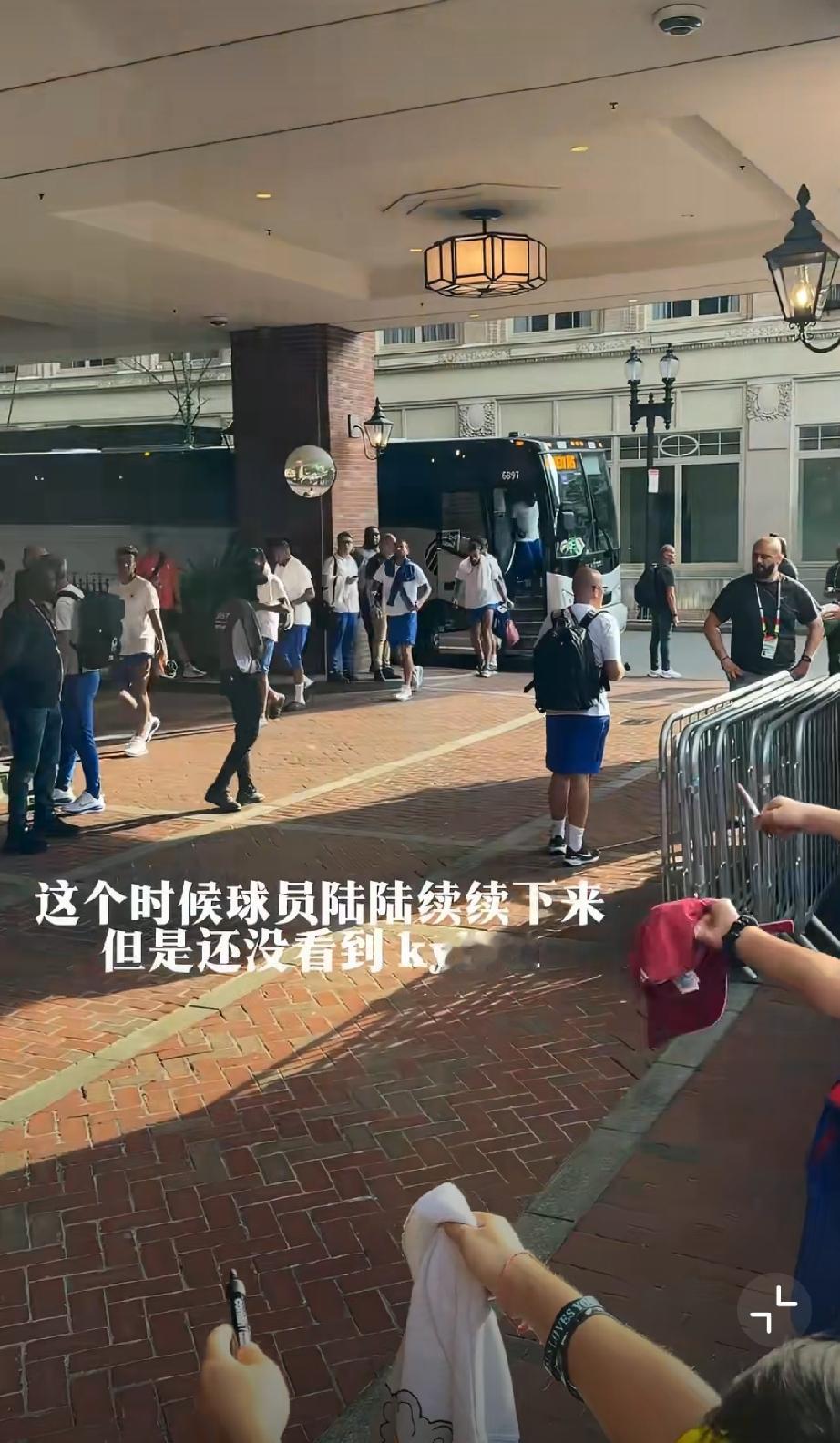 独宠中国球迷！一位中国球迷发现法国巨星姆巴佩是真的偏爱中国，她们在世界杯训练场外