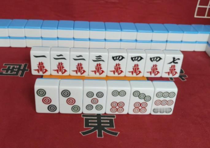 解析：分解之后是三幅成牌一个对子，这就是我们课程里面说的靠张一上听，7万的靠张最