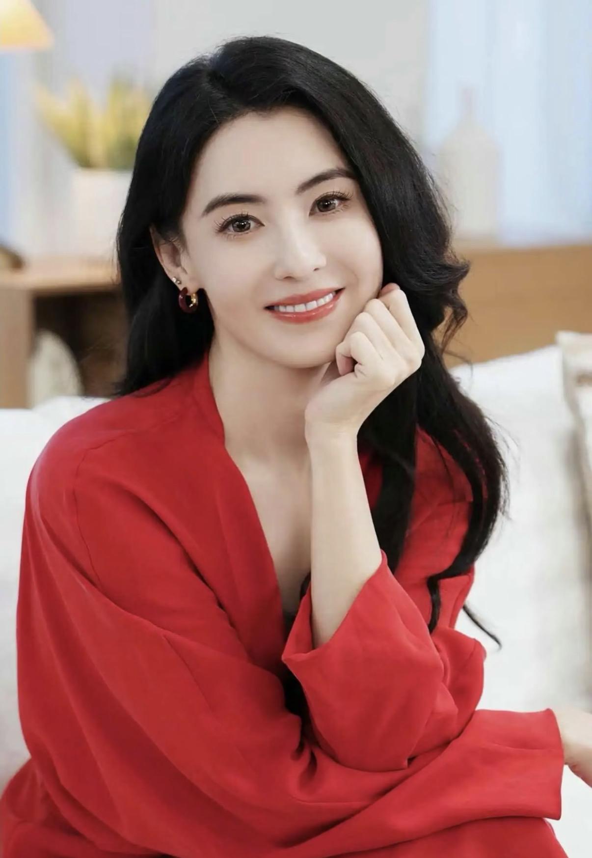 果然美貌加上任何一样天赋都是王炸，

46岁的张柏芝复出歌坛，

签约华纳后的首