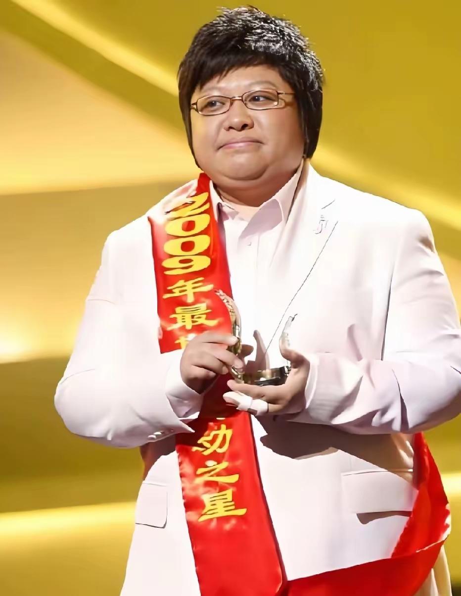 非常喜欢2009年感动中国年度人物颁奖典礼上的韩红，当时的她留着短发，穿着白衬衣