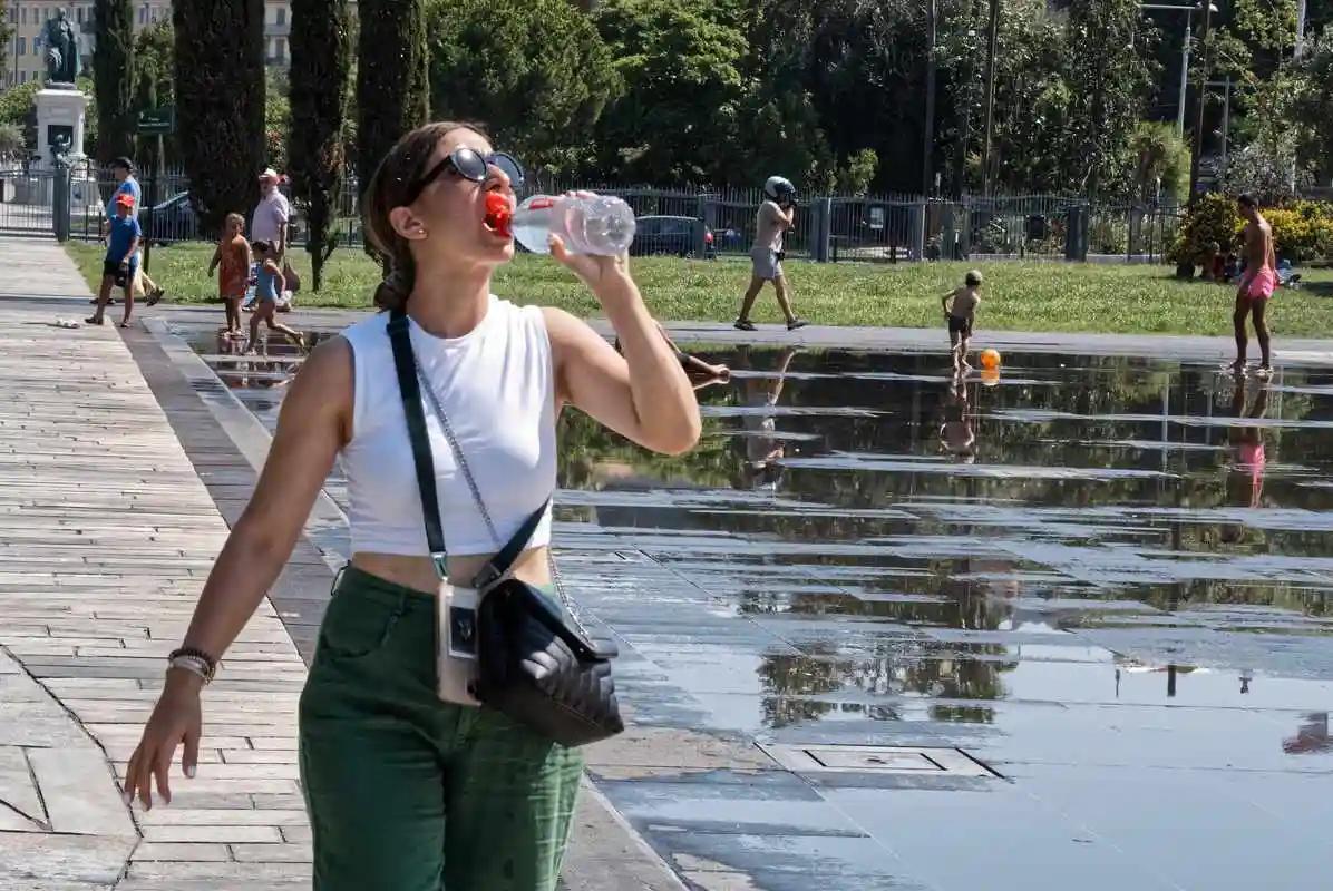 欧洲高温飙升45度，多人被热死，空调被炒到4万，政客吹冷风喊抵制..
 
今夏欧