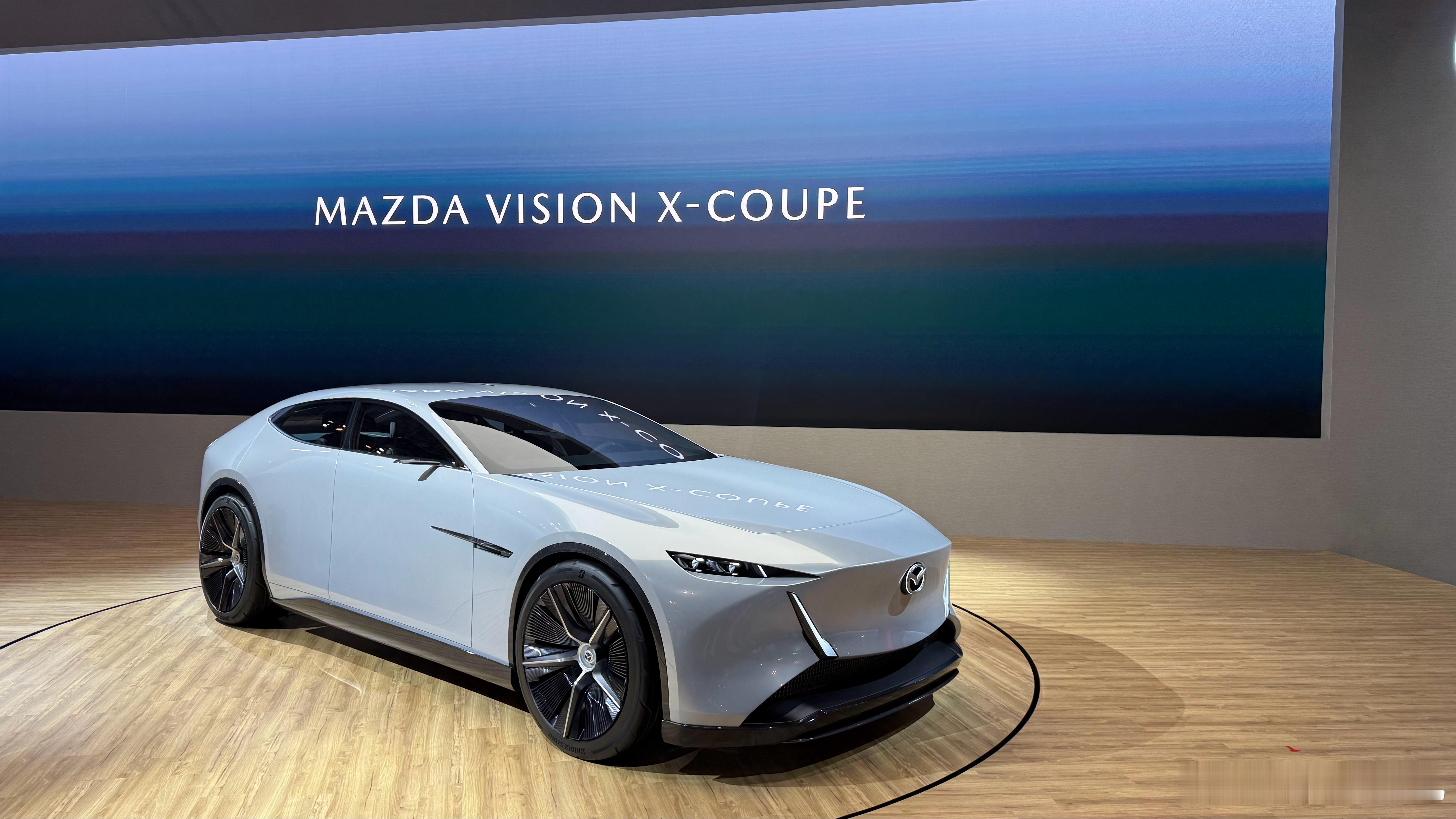 马自达全新的概念跑车，别的不说，这个车头肯定过不了行人安全保护[允悲] ​​​