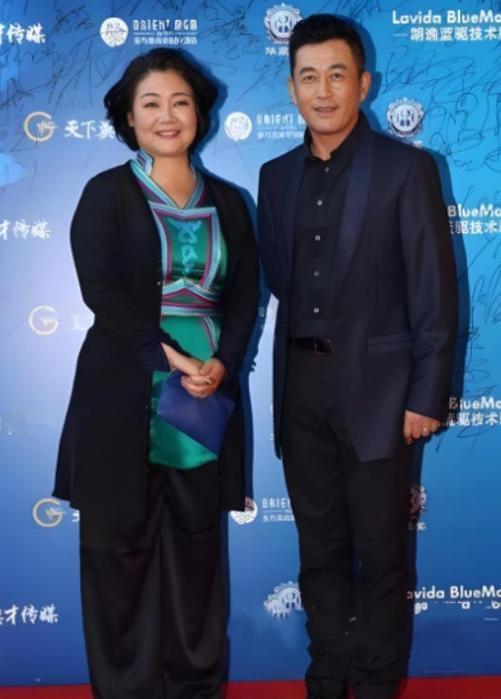 1991年，萨日娜就为了分到一间11平米的房子，只收258元彩礼，就嫁给了同学潘
