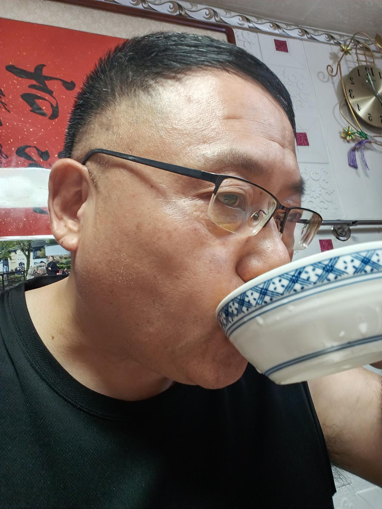 咋天，四姐家的“麻将工作餐”特别的丰盛

我也凑热闹，带了一个菜，就是我最拿手的