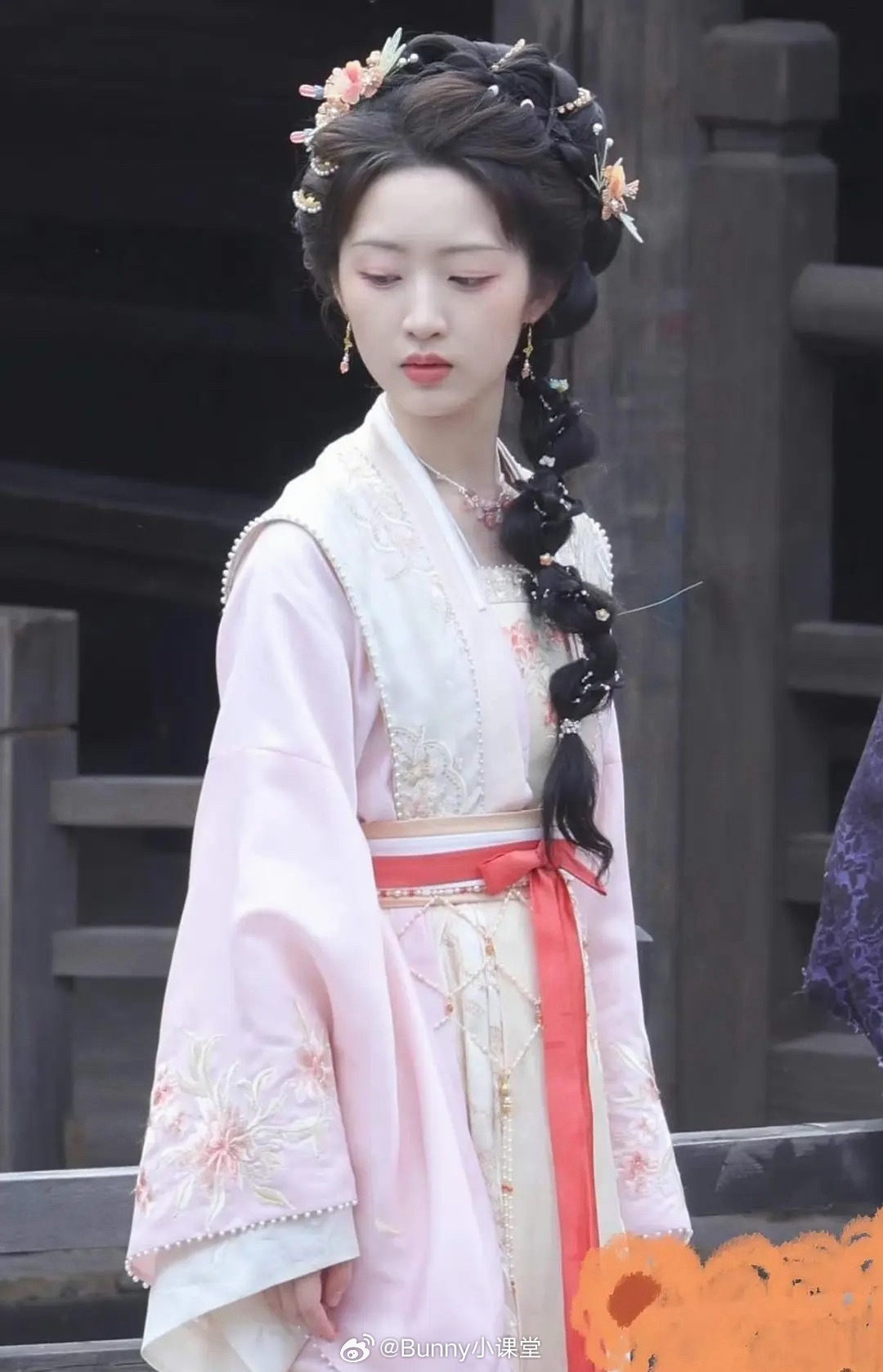 赵今麦、卢昱晓、邓恩熙同款古偶造型，这对头肩比要求挺高的吧