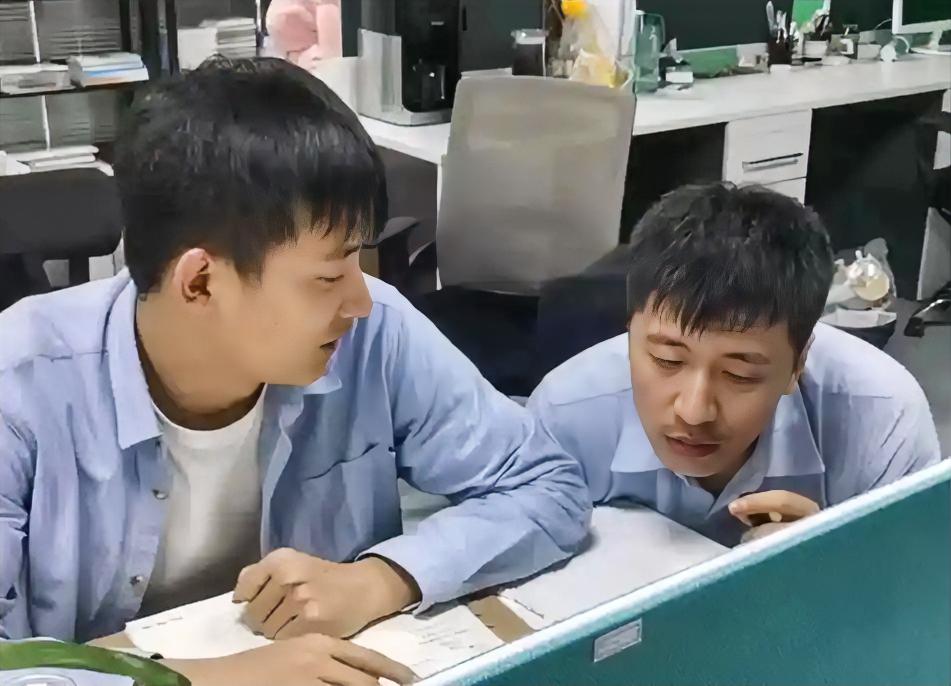 峰学蔚来教育总经理武亮在社交平台发文，表示会妥善保存张雪峰老师的账号与视频，等他