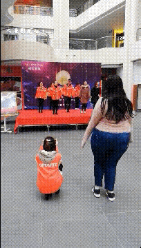 图一：蹦蹦跳跳依然不会瘦，看来运动真的不能减肥。
图二：猴哥：都让开都让开，让我