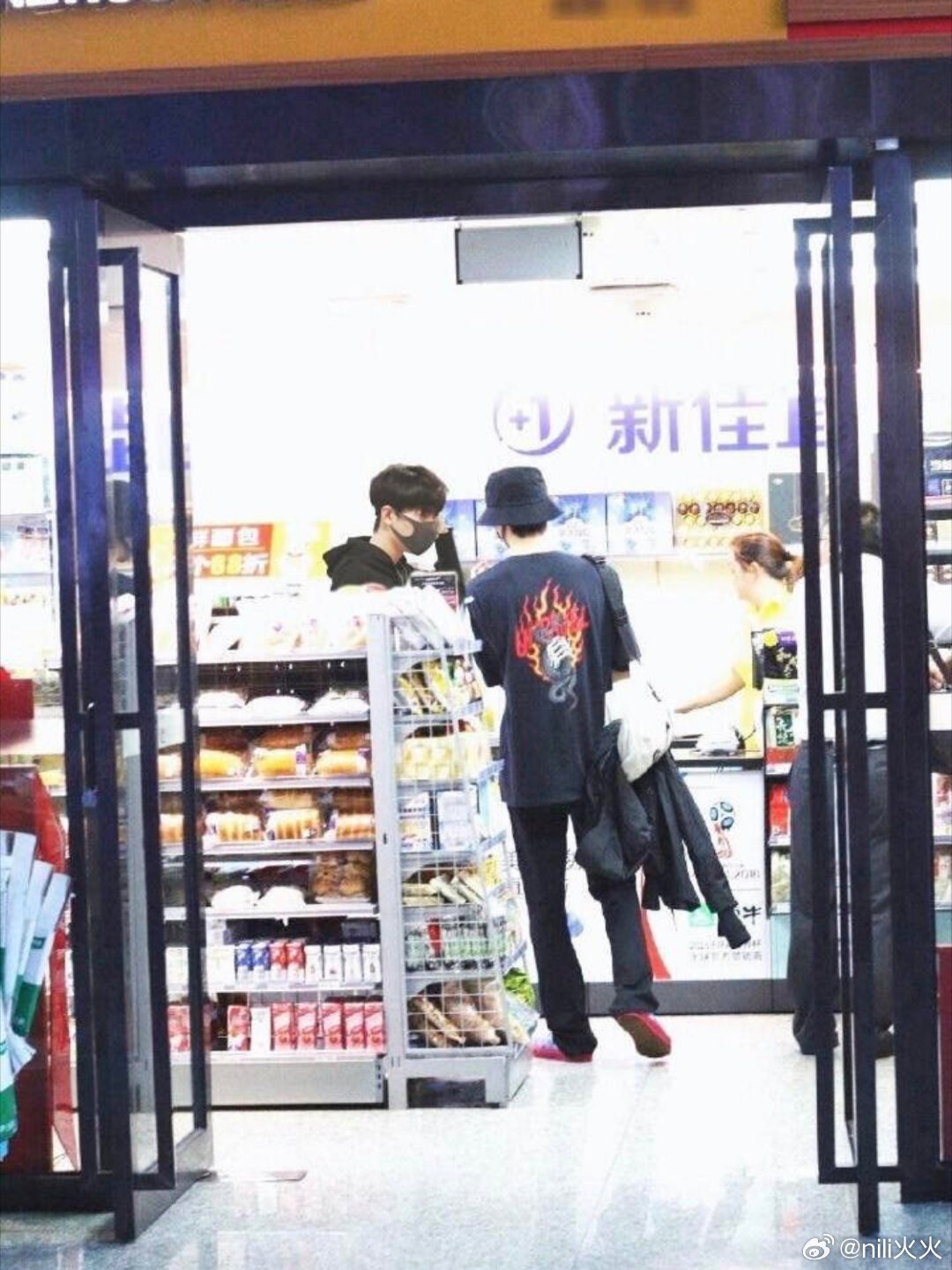 看吧，混了真图进去都显得很自然了