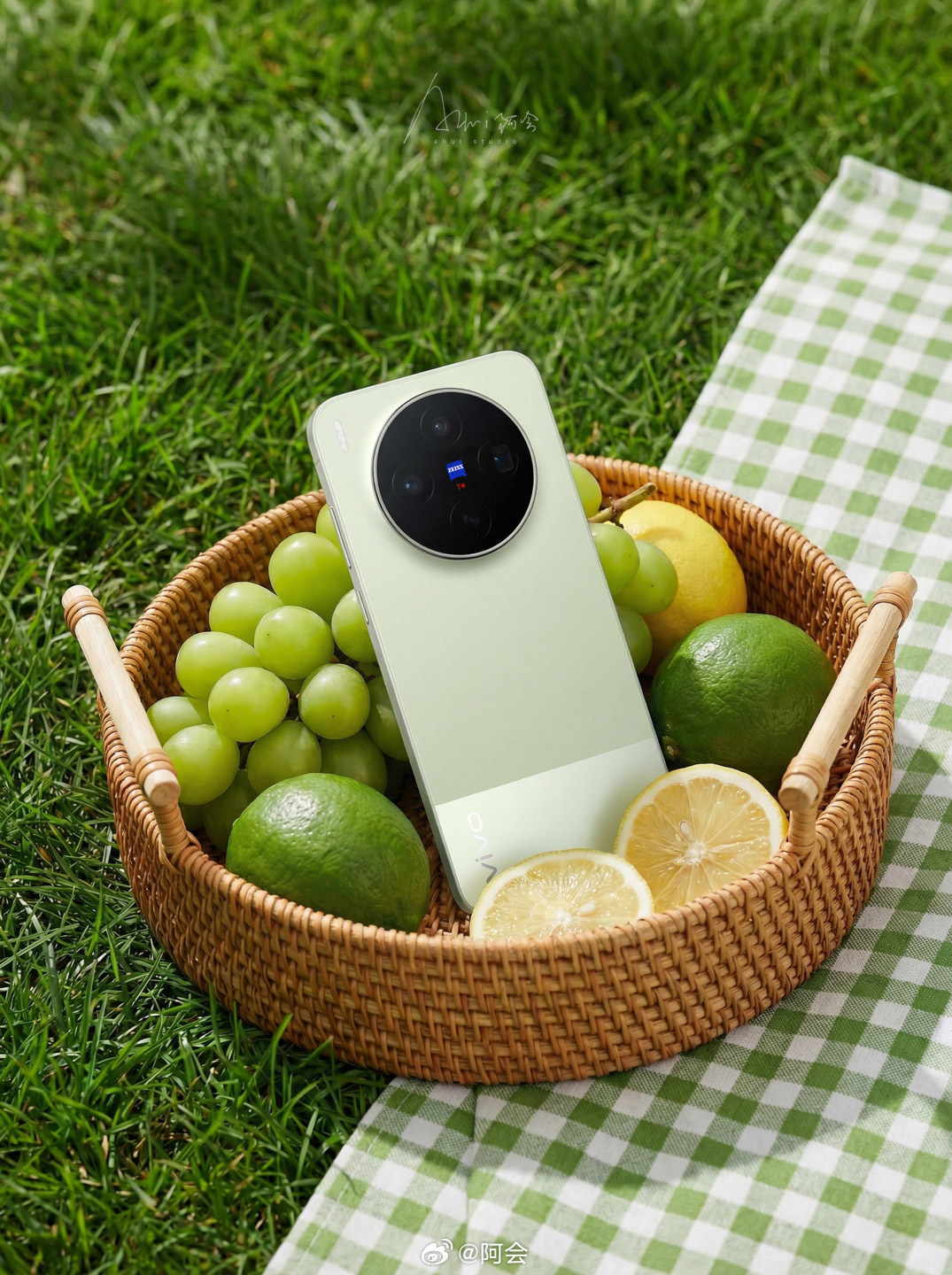 不是，一台手机你为啥要做得这么好看啊！蓝厂的审美确实没得说，这抹绿跟这个春天确实