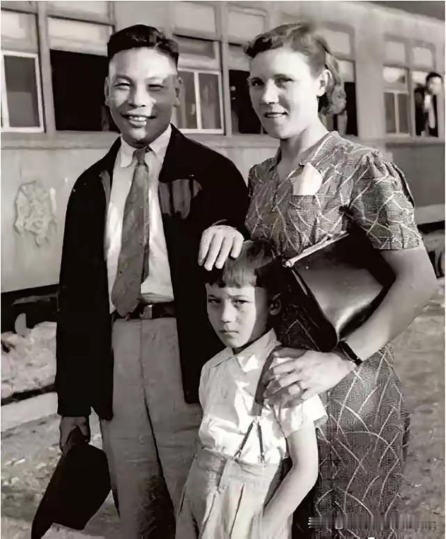 1939年，蒋经国的妻子蒋方良正在屋内行走。突然，她脱光了自己的衣服，从楼上跑到