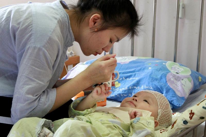 刷到个超逗的视频，江苏一位爸爸慢悠悠冲奶粉，9个月大的宝宝急得在婴儿床里直扑腾，