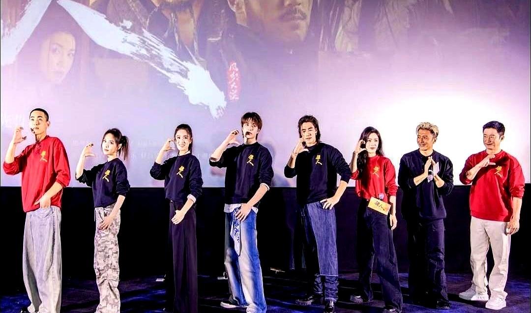 影院端刚传来消息，《镖人》上映19天票房踩过8亿元线，豆瓣评分稳定在7 4，同档