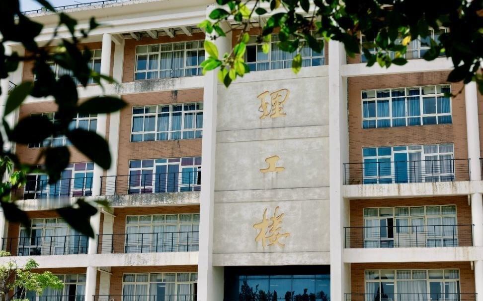 百年文脉，师道匠心育栋梁
春华秋实，薪火相传润桃李；
弦歌不辍，立德树人铸华章。