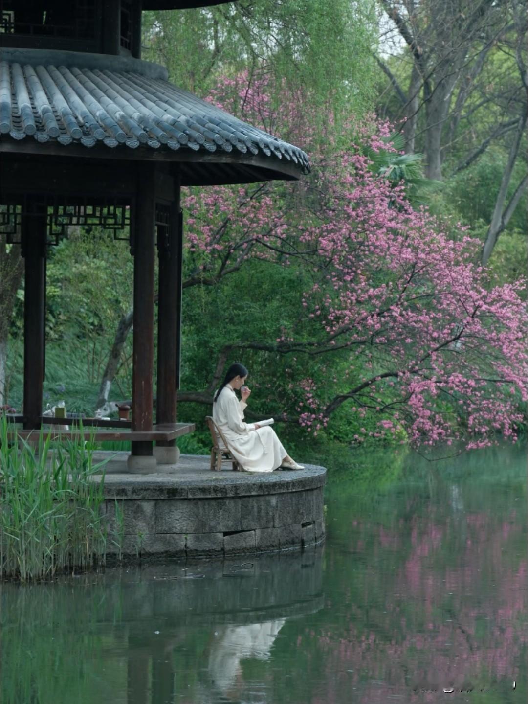 这才是中国人最高级的活法。
人生最好的状态，不过这八个字：
晴耕雨读，得闲饮茶。