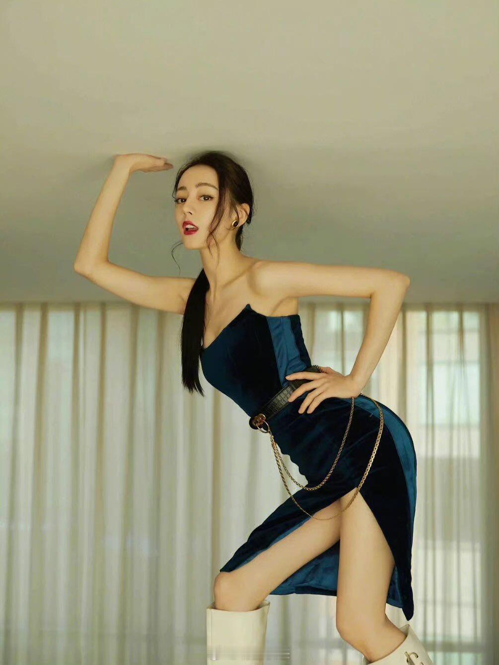 热巴的这组照片太有压迫感了 