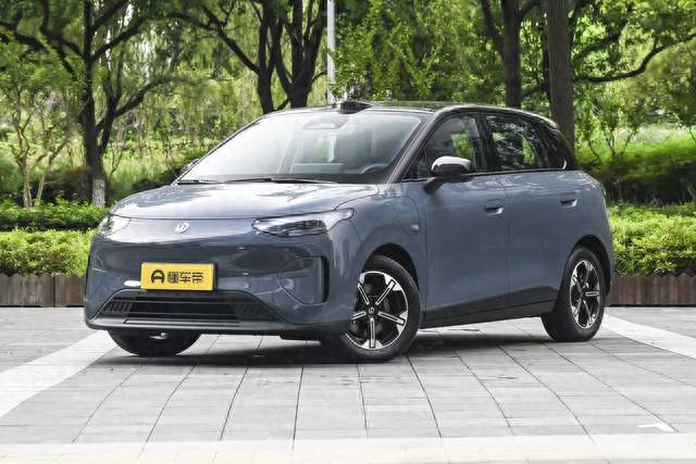 指导价6.39万起，颜值与实用兼顾，零跑A05哪款车型更值得入手？